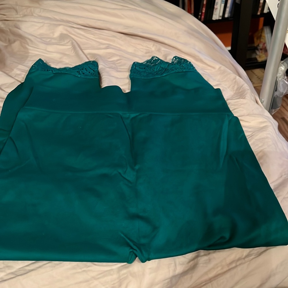 Womens green stretch capris 2x/3x. NWOT